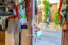 ?️ À CÉDER – Boutique de prêt-à-porter “Emilie Jane” – Emplacement N°1 au cœur du Castellet (83) ? Rue du Jeu de Paume – Centre piéton du village médiéval