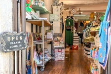 ? À CÉDER – Boutique de prêt-à-porter "La Fée Coquette" au cœur du village du Castellet (83) -  Emplacement n°1 – Rue de l’Église – Piétonne & ultra-passante