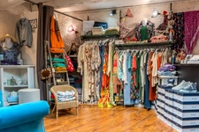 ? À CÉDER – Boutique de prêt-à-porter "La Fée Coquette" au cœur du village du Castellet (83) -  Emplacement n°1 – Rue de l’Église – Piétonne & ultra-passante