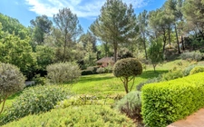 Domaine à vendre à Rousset à 15 minutes d'Aix-en-Provence - 8 000 m² - plusieurs logements - 262 m² habitables - calme absolu - amoureux de la nature