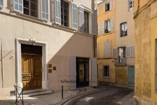 Appartement à vendre 3 pièces AIX EN PROVENCE (13) de 67 m² - Immeuble classé du XVIII - Calme - Rénové - Vendu avec garage au Parking Signoret