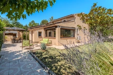 House for sale in SIGNES (83) - Plot of over one hectare - Swimming pool - Numerous annexes and outbuildings - Absolute calm - Sunny 