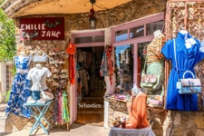 🛍️ À CÉDER – Boutique de prêt-à-porter “Emilie Jane” – Emplacement N°1 au cœur du Castellet (83) 📍 Rue du Jeu de Paume – Centre piéton du village médiéval