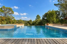 Propriété à vendre 6 pièces à BRAS (83) - grand calme - sans vis-à-vis - terrain de 2,7 ha - 5 000 m² clôturés - piscine à débordement chauffée - 248 m² - vue dégagée - nature