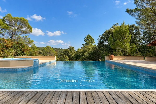 Propriété à vendre 6 pièces à BRAS (83) - grand calme - sans vis-à-vis - terrain de 2,7 ha - 5 000 m² clôturés - piscine à débordement chauffée - 248 m² - vue dégagée - nature