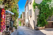 🛍️ À CÉDER – Droit au Bail – Emplacement N°1 au cœur du Castellet (83) 📍 Rue du Jeu de Paume – Centre piéton du village médiéval