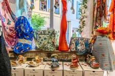 ?️ À CÉDER – Boutique de prêt-à-porter “Emilie Jane” – Emplacement N°1 au cœur du Castellet (83) ? Rue du Jeu de Paume – Centre piéton du village médiéval