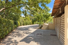 Propriété à vendre 6 pièces à BRAS (83) - grand calme - sans vis-à-vis - terrain de 2,7 ha - 5 000 m² clôturés - piscine à débordement chauffée - 248 m² - vue dégagée - nature