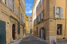 Appartement à vendre 3 pièces AIX EN PROVENCE (13) de 67 m² - Immeuble classé du XVIII - Calme - Rénové - Vendu avec garage au Parking Signoret