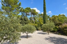 Propriété à vendre 6 pièces à BRAS (83) - grand calme - sans vis-à-vis - terrain de 2,7 ha - 5 000 m² clôturés - piscine à débordement chauffée - 248 m² - vue dégagée - nature