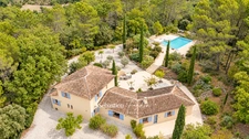 Propriété à vendre 6 pièces à BRAS (83) - grand calme - sans vis-à-vis - terrain de 2,7 ha - 5 000 m² clôturés - piscine à débordement chauffée - 248 m² - vue dégagée - nature
