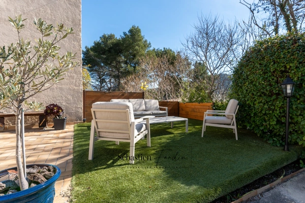 Maison à vendre 8 pièces AUBAGNE (13) - 168 m² - 2 logements - 65 m² garages en sous-sol - cave - 2 garages extérieurs - piscinable 