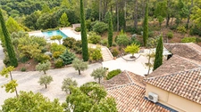 Propriété à vendre 6 pièces à BRAS (83) - grand calme - sans vis-à-vis - terrain de 2,7 ha - 5 000 m² clôturés - piscine à débordement chauffée - 248 m² - vue dégagée - nature