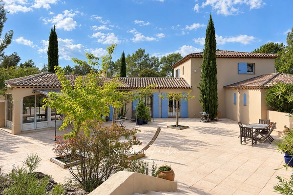 Propriété à vendre 6 pièces à BRAS (83) - grand calme - sans vis-à-vis - terrain de 2,7 ha - 5 000 m² clôturés - piscine à débordement chauffée - 248 m² - vue dégagée - nature