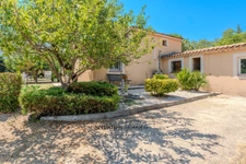 House for sale in SIGNES (83) - Plot of over one hectare - Swimming pool - Numerous annexes and outbuildings - Absolute calm - Sunny 