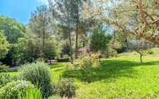 Domaine à vendre à Rousset à 15 minutes d'Aix-en-Provence - 8 000 m² - plusieurs logements - 262 m² habitables - calme absolu - amoureux de la nature
