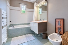 Propriété à vendre 6 pièces à BRAS (83) - grand calme - sans vis-à-vis - terrain de 2,7 ha - 5 000 m² clôturés - piscine à débordement chauffée - 248 m² - vue dégagée - nature