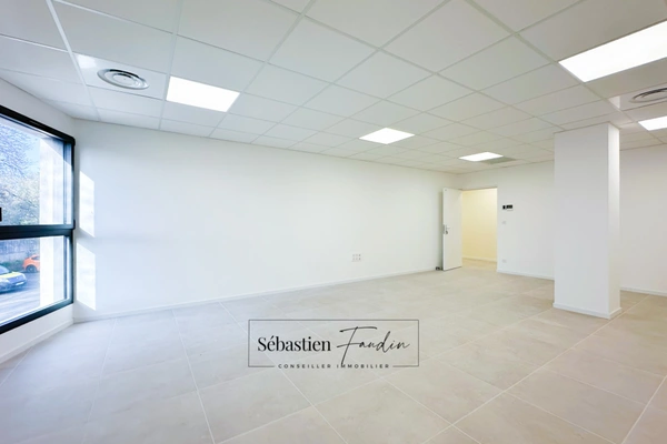 Bureau à louer LA SEYNE SUR MER (83) – 42 M² – FORTE VISIBILITÉ – BUREAUX NEUFS – PMR – STATIONNEMENTS