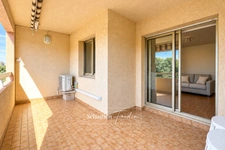 Appartement à vendre 1 pièce Six-Fours-les-Plages (83) - terrasse 11 m² exposée sud - coin nuit - domaine de La Coudoulière - piscine - tennis - proche mer - stationnement facile