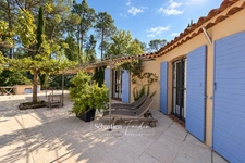 Propriété à vendre 6 pièces à BRAS (83) - grand calme - sans vis-à-vis - terrain de 2,7 ha - 5 000 m² clôturés - piscine à débordement chauffée - 248 m² - vue dégagée - nature