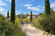 Propriété à vendre 6 pièces à BRAS (83) - grand calme - sans vis-à-vis - terrain de 2,7 ha - 5 000 m² clôturés - piscine à débordement chauffée - 248 m² - vue dégagée - nature
