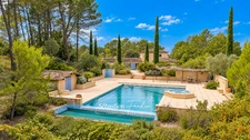 Propriété à vendre 6 pièces à BRAS (83) - grand calme - sans vis-à-vis - terrain de 2,7 ha - 5 000 m² clôturés - piscine à débordement chauffée - 248 m² - vue dégagée - nature