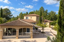 Propriété à vendre 6 pièces à BRAS (83) - grand calme - sans vis-à-vis - terrain de 2,7 ha - 5 000 m² clôturés - piscine à débordement chauffée - 248 m² - vue dégagée - nature