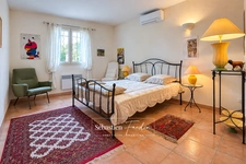 Propriété à vendre 6 pièces à BRAS (83) - grand calme - sans vis-à-vis - terrain de 2,7 ha - 5 000 m² clôturés - piscine à débordement chauffée - 248 m² - vue dégagée - nature