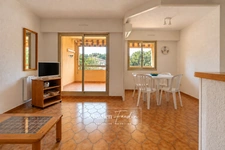 Appartement à vendre 1 pièce Six-Fours-les-Plages (83) - terrasse 11 m² exposée sud - coin nuit - domaine de La Coudoulière - piscine - tennis - proche mer - stationnement facile