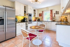 Propriété à vendre 6 pièces à BRAS (83) - grand calme - sans vis-à-vis - terrain de 2,7 ha - 5 000 m² clôturés - piscine à débordement chauffée - 248 m² - vue dégagée - nature
