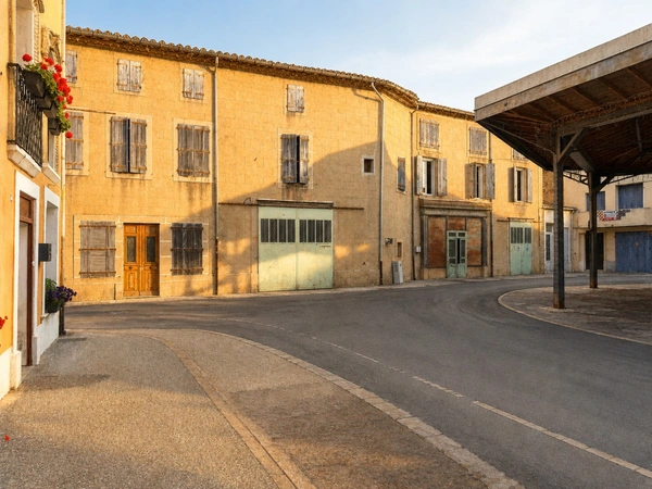 OLONZAC CENTRE – ANCIENNE ÉPICERIE DE GROS DU VILLAGE