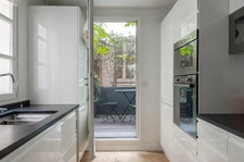 A quiet and bright dual-aspect flat in the Vendôme / Saint-Honoré area