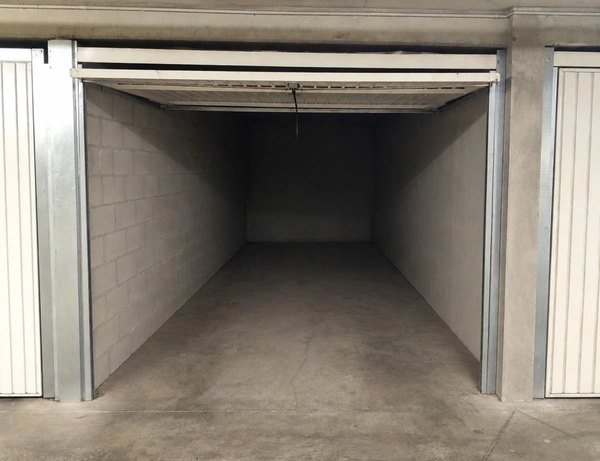 Grand box fermé de 24,8 m² – Quartier Palais de Justice – Marseille 6ᵉ