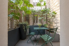 A quiet and bright dual-aspect flat in the Vendôme / Saint-Honoré area
