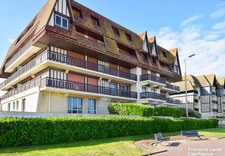 Large 2/3-room apartment for sale in Cabourg (14) - 54.21 m² - Top floor - 1 large garage - Sea view - €422,000 including agency fees