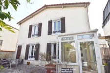 Duplex à vendre 5 pièces SAINT CLOUD (92) - Duplex de 97,05 m² avec cour privative de 45 m² – Saint-Cloud, quartier du Val d'Or – Prix de vente 850 000 € honoraires d’agence inclus  