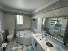 Maison de ville provençale à vendre 5 pièces DRAGUIGNAN (83) avec piscine et jardin arboré- 127,61 m2 loi Carrez - 470 000 € honnoraires d'agence inclus