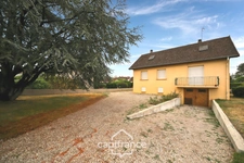 Maison familiale 5 chambres avec grand garage et terrain clos à Domblans (39)