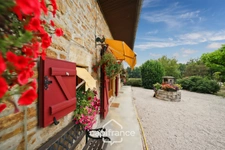 Quiet stone house with a pool, 5 bedrooms, and over 1.6 hectares of land—near Lons-le-Saunier (39000)