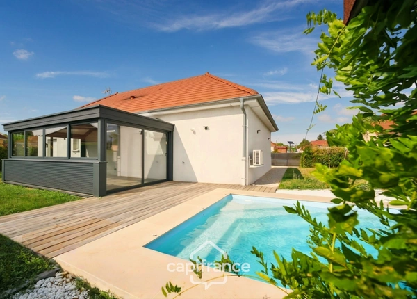 Maison de plain-pied, 3 chambres, véranda, piscine chauffée et jardin paysager – Courlaoux, à 10 min de Lons-le-Saunier (39000)