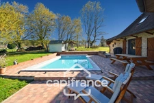 Charmante propriété située dans un cadre paisible proche de LONS LE SAUNIER (39000) – Authentique ferme comtoise rénovée, 150 m², piscine, 4 chambres, double garage