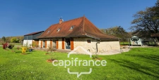 Charmante propriété située dans un cadre paisible proche de LONS LE SAUNIER (39000) – Authentique ferme comtoise rénovée, 150 m², piscine, 4 chambres, double garage
