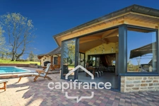 Charmante propriété située dans un cadre paisible proche de LONS LE SAUNIER (39000) – Authentique ferme comtoise rénovée, 150 m², piscine, 4 chambres, double garage