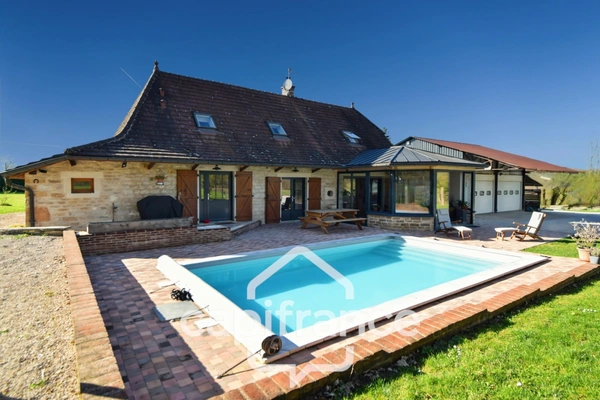Charmante propriété située dans un cadre paisible proche de LONS LE SAUNIER (39000) – Authentique ferme comtoise rénovée, 150 m², piscine, 4 chambres, double garage