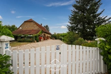 Quiet stone house with a pool, 5 bedrooms, and over 1.6 hectares of land—near Lons-le-Saunier (39000)
