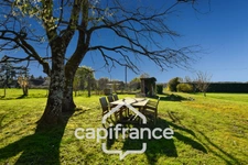 Charmante propriété située dans un cadre paisible proche de LONS LE SAUNIER (39000) – Authentique ferme comtoise rénovée, 150 m², piscine, 4 chambres, double garage