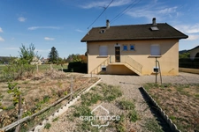 House with full basement, 4 bedrooms, a large garage and enclosed grounds in Domblans (39)