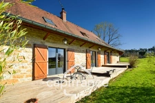 Charmante propriété située dans un cadre paisible proche de LONS LE SAUNIER (39000) – Authentique ferme comtoise rénovée, 150 m², piscine, 4 chambres, double garage