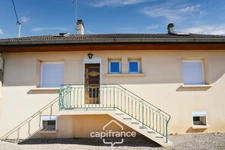 House with full basement, 4 bedrooms, a large garage and enclosed grounds in Domblans (39)