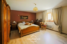 Maison en pierre au calme avec piscine, 5 chambres et plus de 1,6 hectare de terrain - Proche Lons-le-Saunier (39000)